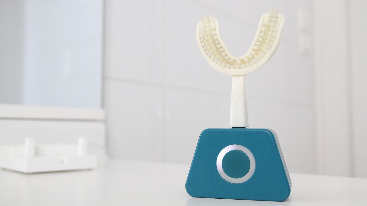 New toothbrush claims to clean all your teeth in just 10 seconds