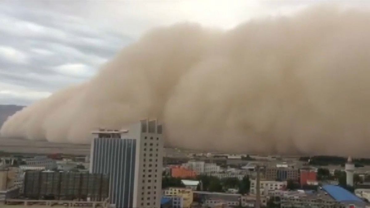 Una tormenta de arena sume en la penumbra a la ciudad de Golmud