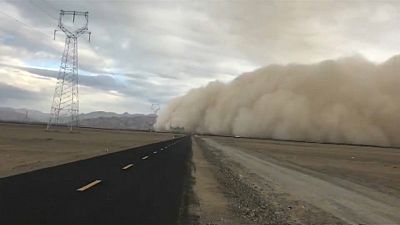 Gigantischer Sandsturm fegt über chinesische Stadt Golmu