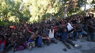 Cientos de inmigrantes llegan a Ceuta tras un violento asalto masivo a la valla fronteriza