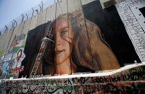 الشارع الفلسطيني يستعد لاستقبال عهد التميمي ورسامون أجانب يشاركون في التحضيرات