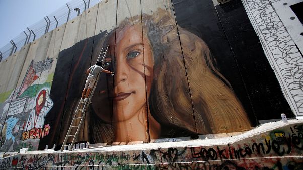 الشارع الفلسطيني يستعد لاستقبال عهد التميمي ورسامون أجانب يشاركون في التحضيرات الشارع الفلسطيني يستعد لاستقبال عهد التميمي ورسامون أجانب يشاركون في التحضيرات