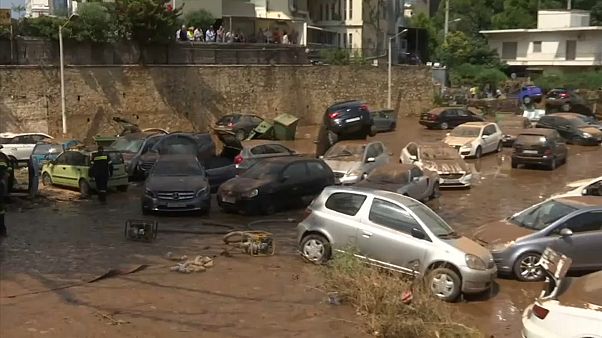 Tempestade inunda cidade a nordeste de Atenas Tempestade inunda cidade a nordeste de Atenas