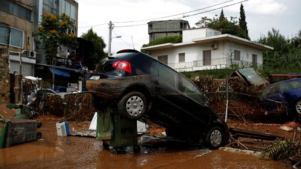 Une voiture a été déplacée par la force des inondations Une voiture a été déplacée par la force des inondations