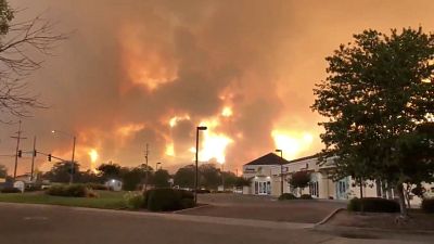 الدخان واللهب تتصاعد في في ردينغ، كاليفورنيا