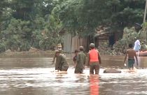 Un bébé sauvé des inondations au Laos