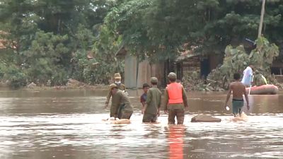 Kinder werden nach Dammbruch gerettet