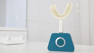 Un nuevo cepillo limpia los dientes en 10 segundos