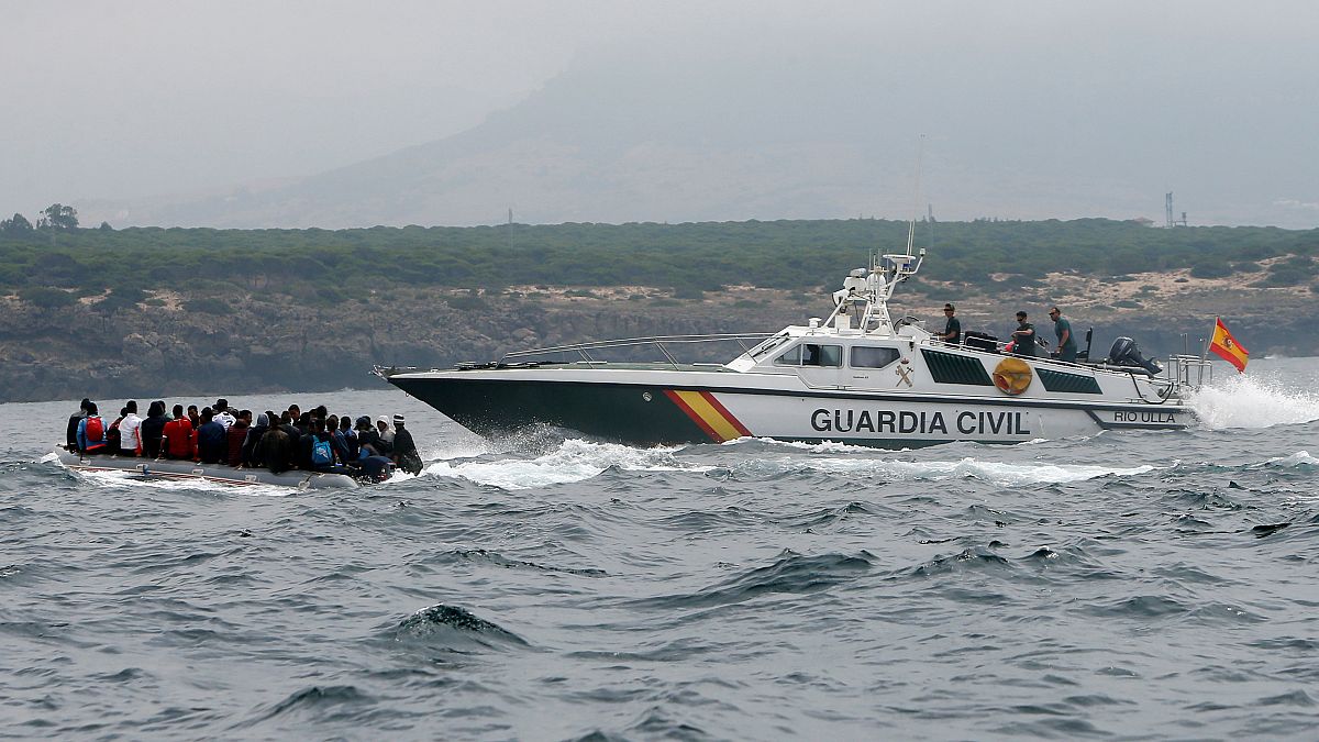 شاهد: مطاردة بحرية بين قوات خفر السواحل الإسبانية ومهاجرين