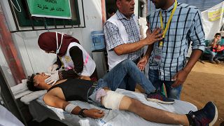 Filistinli doktorlar gösterilerde yaralanan bir çocuğu muayene ediyor