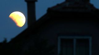 L'eclissi totale di Luna affascina il Pianeta Terra