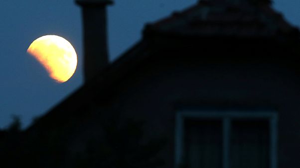 L'eclissi totale di Luna affascina il Pianeta Terra L'eclissi totale di Luna affascina il Pianeta Terra
