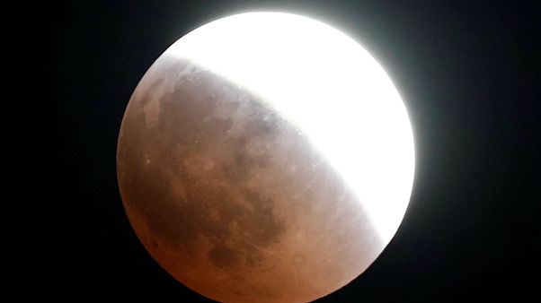 O Mundo de olhos postos no céu O Mundo de olhos postos no céu