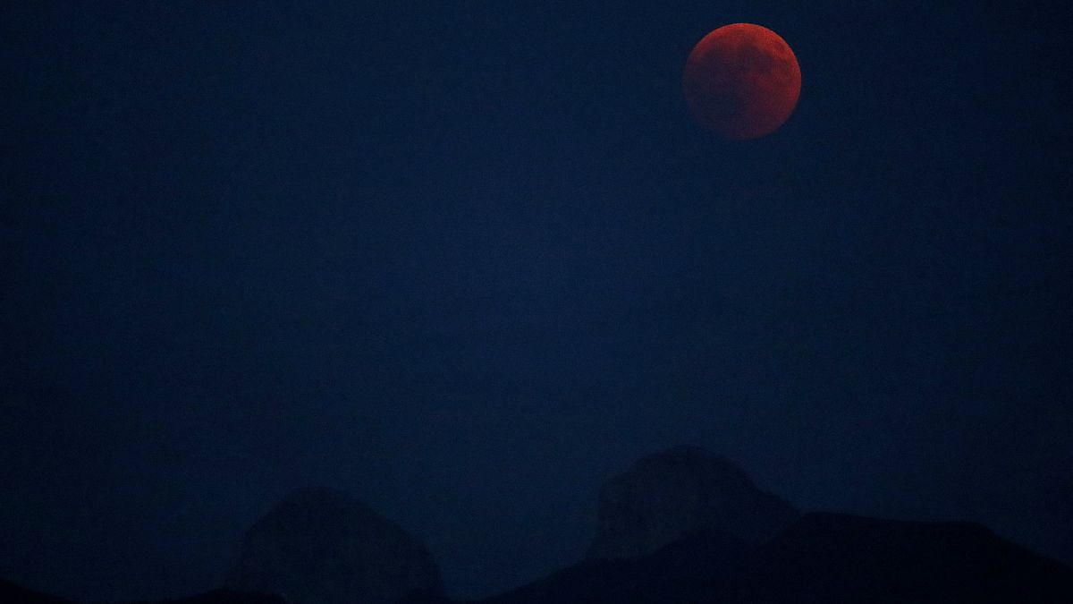 "القمر الدموي" يبهر مراقبي النجوم في أطول خسوف في القرن 21