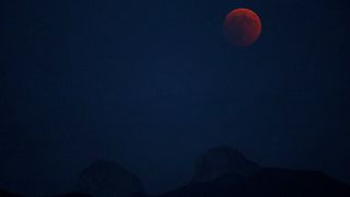 "القمر الدموي" يبهر مراقبي النجوم في أطول خسوف في القرن 21