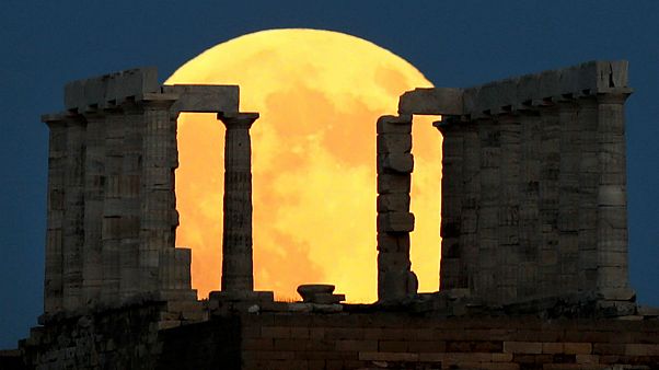 Το «ματωμένο φεγγάρι» μάγεψε τον κόσμο (φωτο) Το «ματωμένο φεγγάρι» μάγεψε τον κόσμο (φωτο)