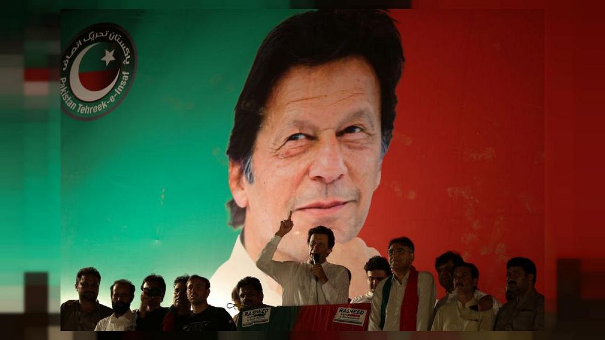 Khan em negociações para um Governo de coligação no Paquistão