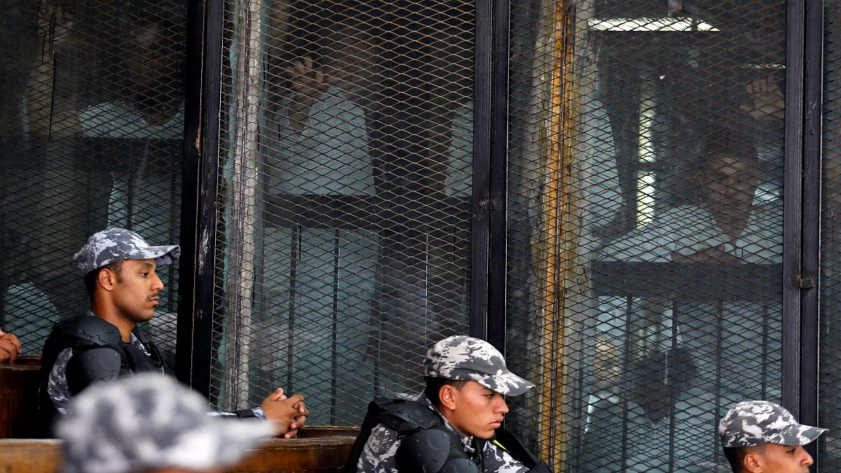عدد من المشتبه بهم خلف القضبان في محكمة الجنايات بالقاهرة تحت حراسة أمنية 