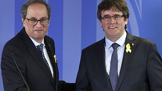 Katalanların lideri Torra, eski lider Carles Puigdemont ile birlikte.