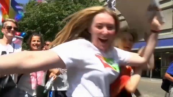 Etwa 500.000 feiern Christopher Street Day bei 33 ° in Berlin Etwa 500.000 feiern Christopher Street Day bei 33 ° in Berlin
