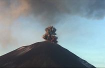 Vídeo espectacular mostra vulcão Anak Krakatau em erupção