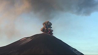 Vídeo espectacular mostra vulcão Anak Krakatau em erupção