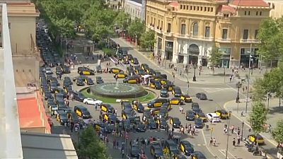 Motoristas de táxi de Barcelona em greve contra empresas como Uber e Cabify