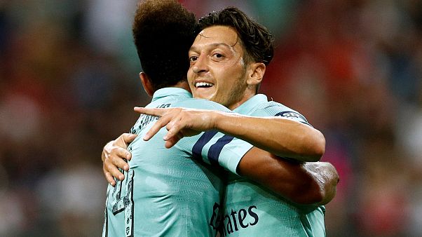 Bei Arsenal als Kapitän: Mesut Özil feiert 5:1-Sieg gegen PSG Bei Arsenal als Kapitän: Mesut Özil feiert 5:1-Sieg gegen PSG