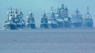 شاهد: روسيا تحيي يوم البحرية باستعراض أساطيلها في سان بطرسبرغ
