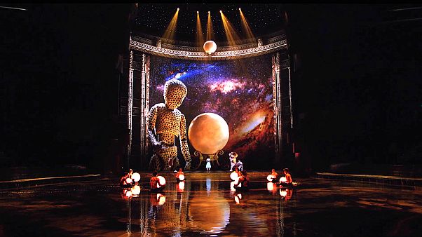 Plunging from heights of 25 meters on stage with La Perle Plunging from heights of 25 meters on stage with La Perle