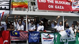 زوارق حربية إسرائيلية تحاصر "قافلة الحرية" وتقتاد سفن العودة إلى ميناء أسدود 