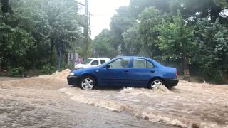 Ισχυρή καταιγίδα στην Αττική - Ποτάμια οι δρόμοι της Αθήνας (φωτο)