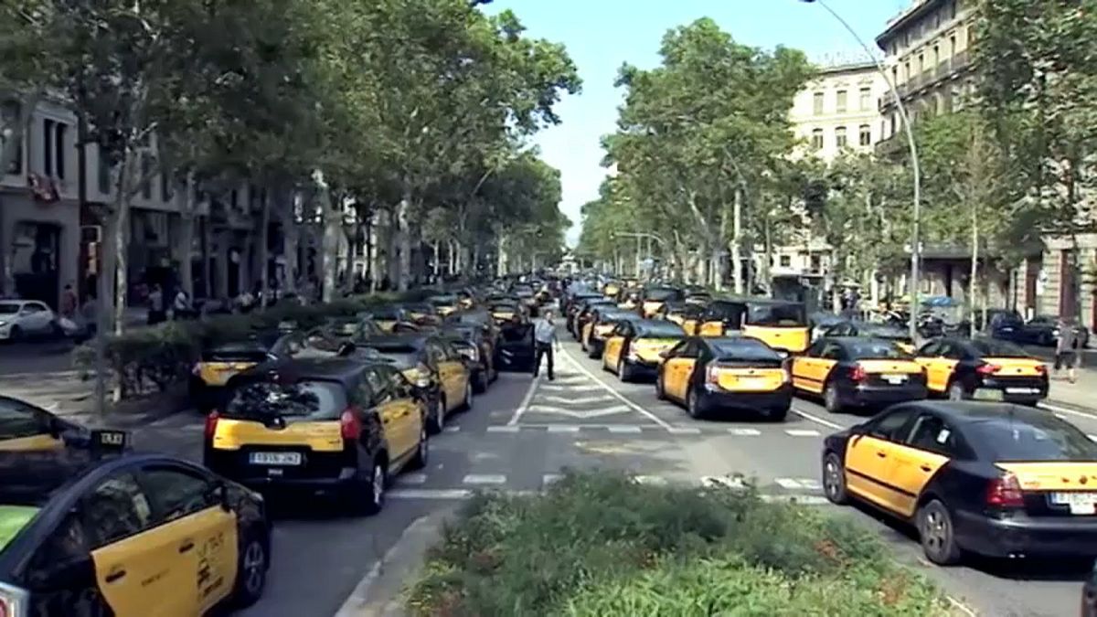 La huelga del taxi contra Uber y Cabify se extiende por toda España