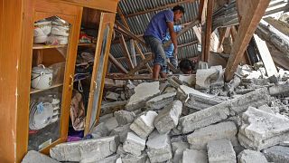 Число жертв землетрясения растёт