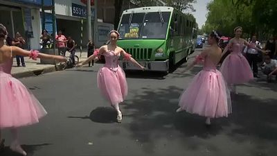 Les ballerines enchantent les rues de Mexico