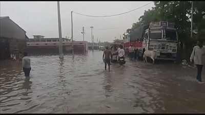 Hindistan'da muson yağmurları can almaya devam ediyor