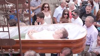 شاهد: مهرجان العائدين من الموت في إسبانيا
