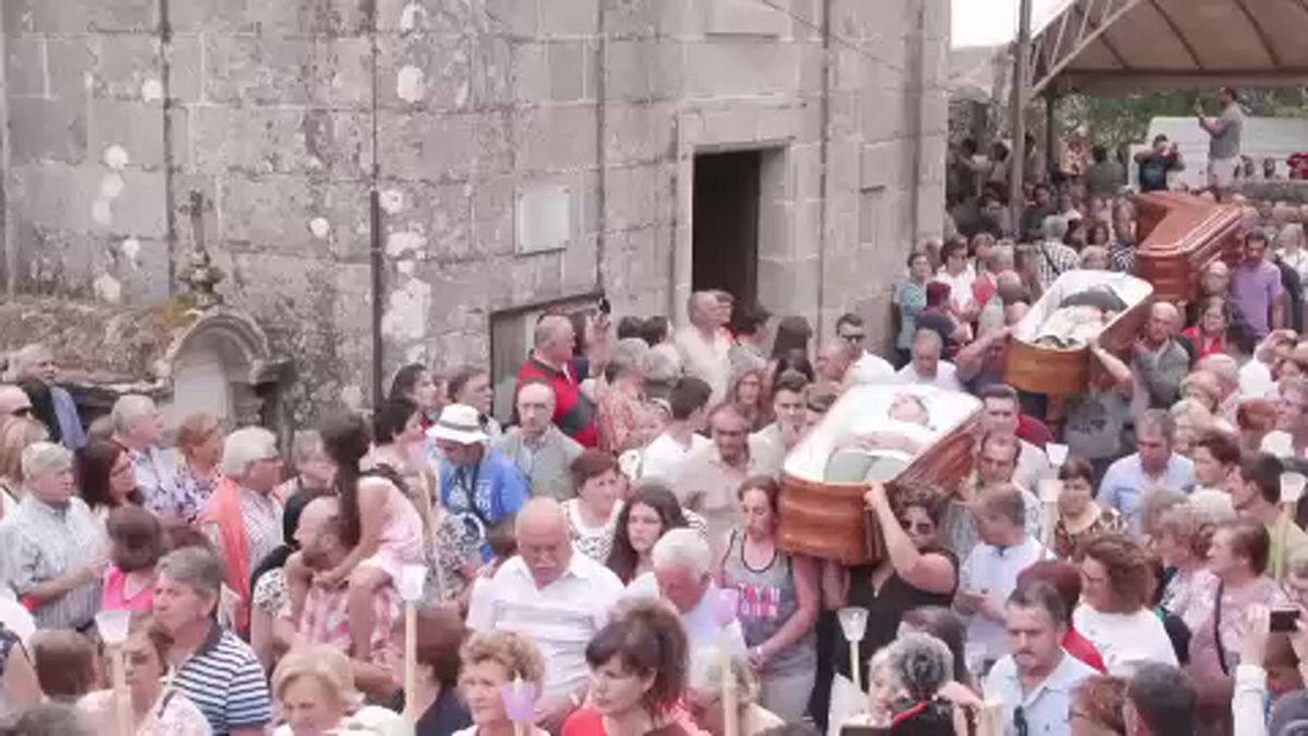 Procissão em Santa Marta de Ribarteme, Galiza, com pessoas em caixões