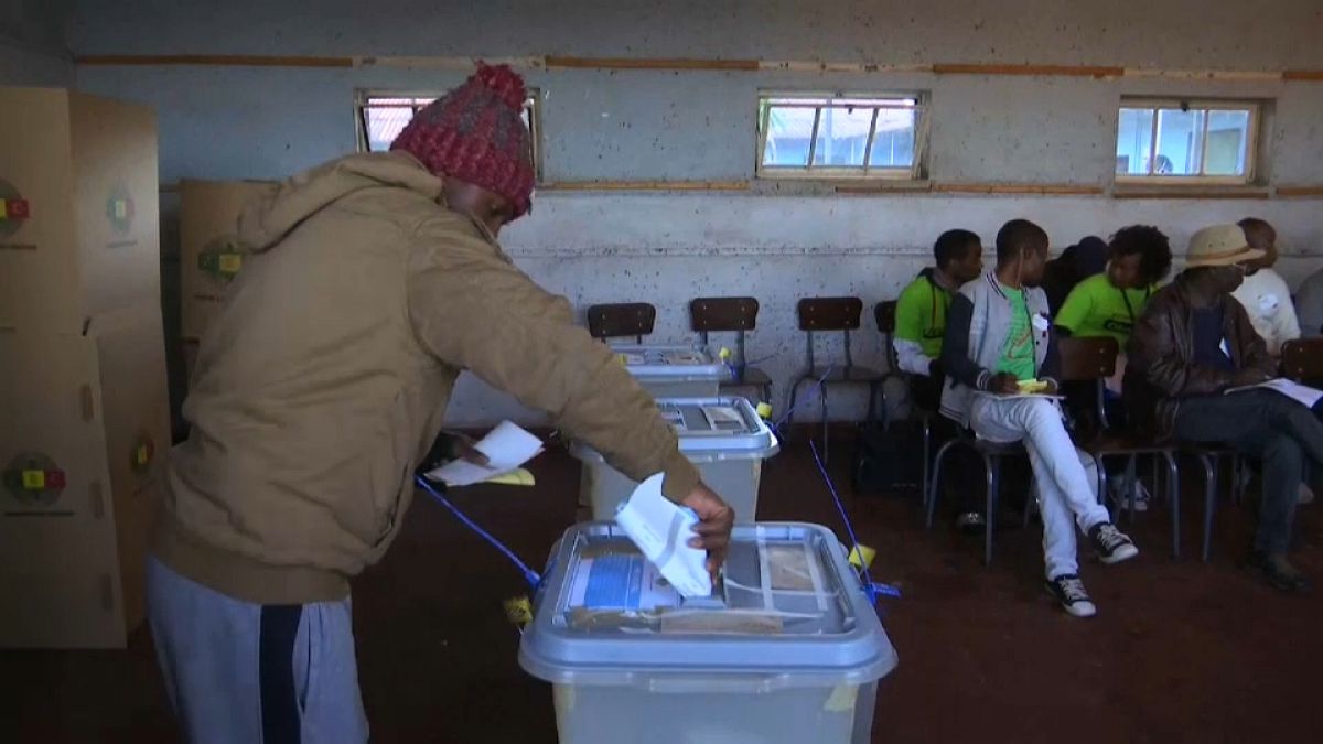 Histórica cita con las urnas en Zimbabue