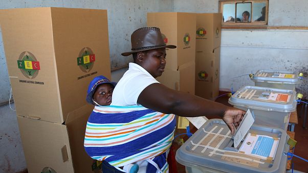 Zimbabve 38 yıl sonra Mugabe'siz ilk devlet başkanlığı seçimi için sandık başında Zimbabve 38 yıl sonra Mugabe'siz ilk devlet başkanlığı seçimi için sandık başında