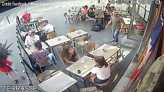 شاهد: صفعها أمام المارة في باريس لأنها قالت له "إخرس"