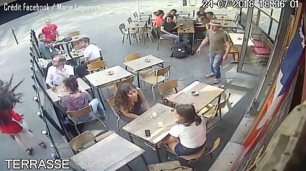 شاهد: صفعها أمام المارة في باريس لأنها قالت له "إخرس" شاهد: صفعها أمام المارة في باريس لأنها قالت له "إخرس"