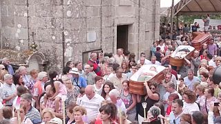 Spagna, i vivi in processione nelle bare nel festival della "quasi-morte"