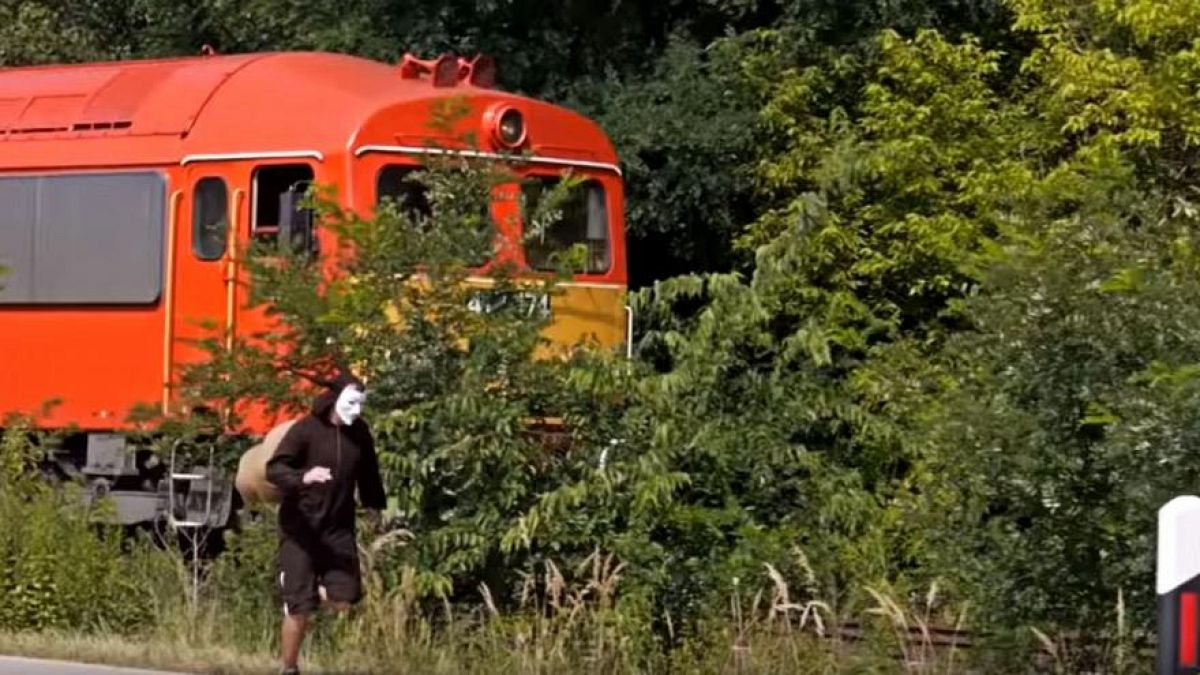 رجل يسخر من بطء القطار ويسابقه "بزي الحلزون" في المجر