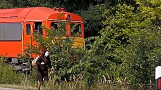 رجل يسخر من بطء القطار ويسابقه "بزي الحلزون" في المجر