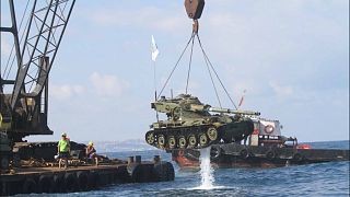 لبنان: ما سرّ رمي الدبابات العسكرية في البحر؟