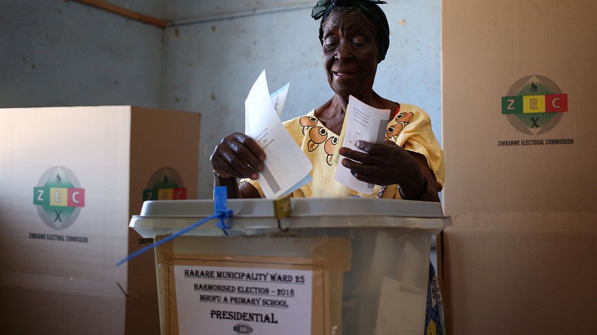 Le Zimbabwe compte les votes et l'opposition revendique la victoire