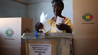 Le Zimbabwe compte les votes et l'opposition revendique la victoire