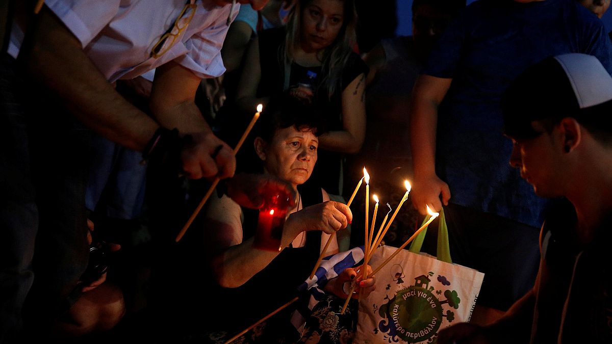 Gregos homenageiam vítimas do incêndio de Mati