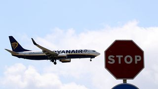 Ryanair-repülőgép érkezik a barcelonai El Prat repülőtérre